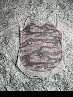 Maurices Camoflauge V-Neck Soft Pullover Heather Gray & Pink Raglan Style